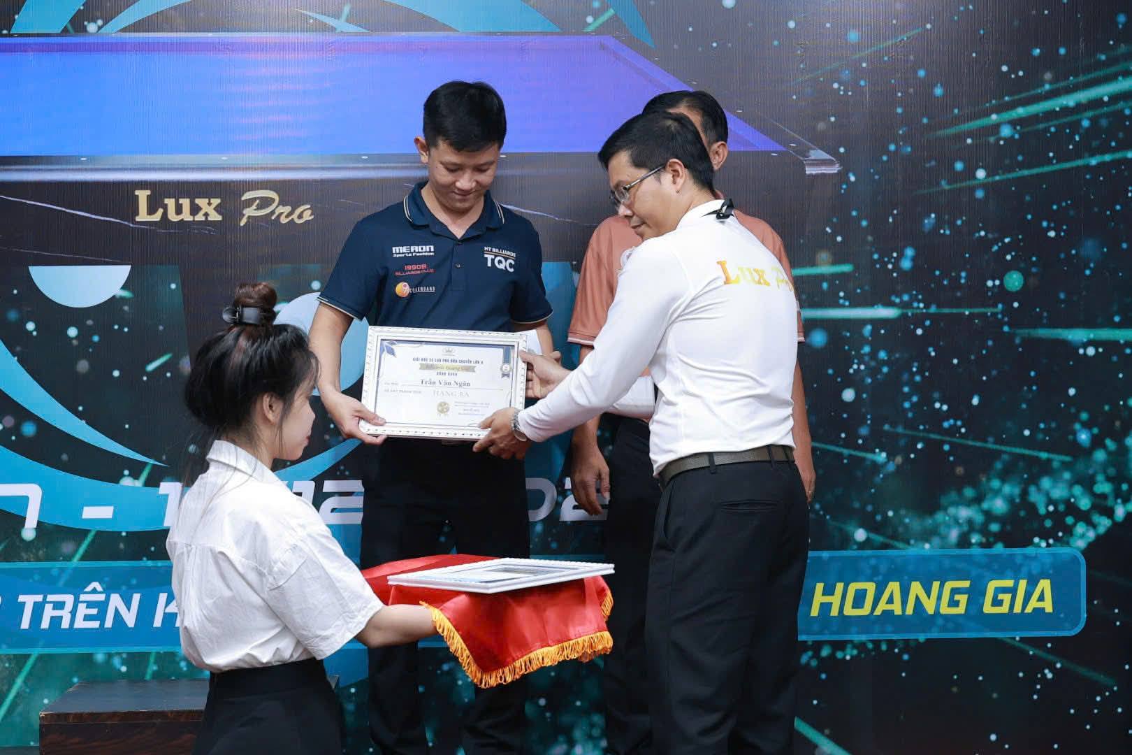 BTC Lux Pro trao thưởng cho cơ thủ Văn Ngân và Vương Minh Thiên đạt hạng 3