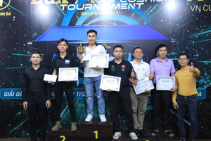 Các cơ thủ đạt giải chụp ảnh cùng BTC