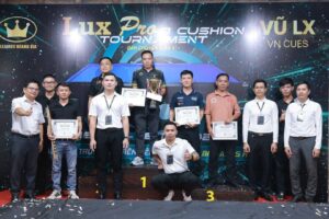 Các cơ thủ đạt giải chụp ảnh cùng thành viên BTC Lux Pro-min