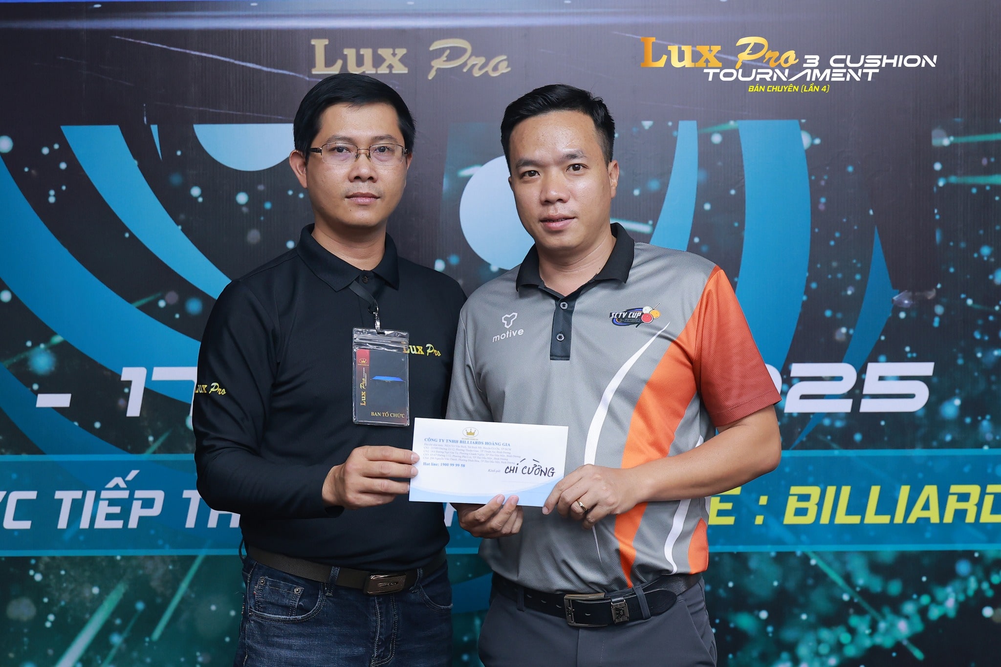 Chí Cường nhận thưởng từ BTC Lux Pro-min