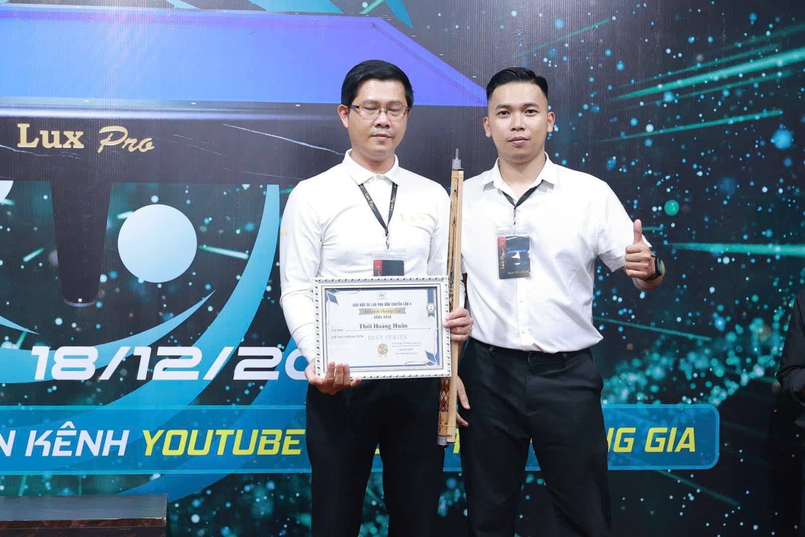 Cơ thủ Thới Hoàng Huân nhận giải Best Series với 16đ (Vắng mặt vì bận). Đại diện BTC nhận giải .