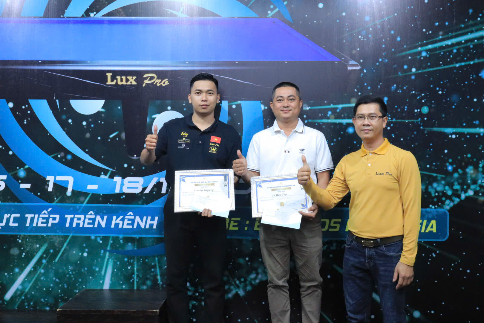 Cơ thủ Vỹ Jet (trái) và cơ thủ Hữu Thọ ) đồng hạng 3