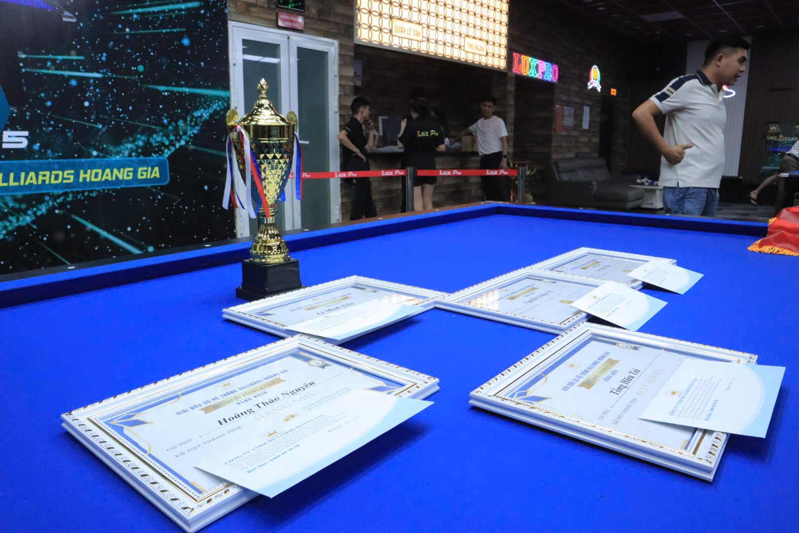 Cup và bằng khen tại giải đấu 3C nội bộ billiards Hoàng Gia
