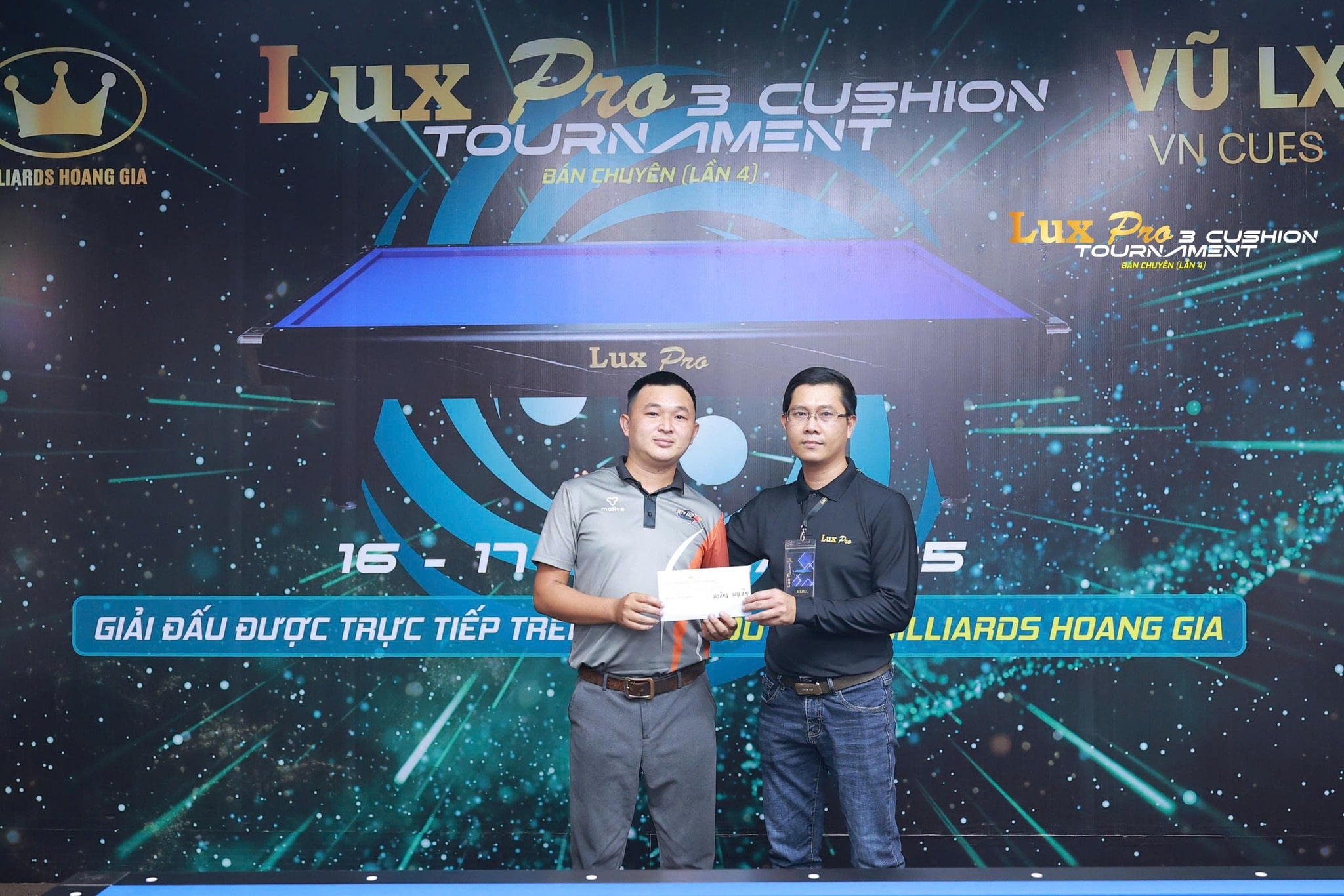 Hoàng Huân nhận thưởng từ BTC Lux Pro-min