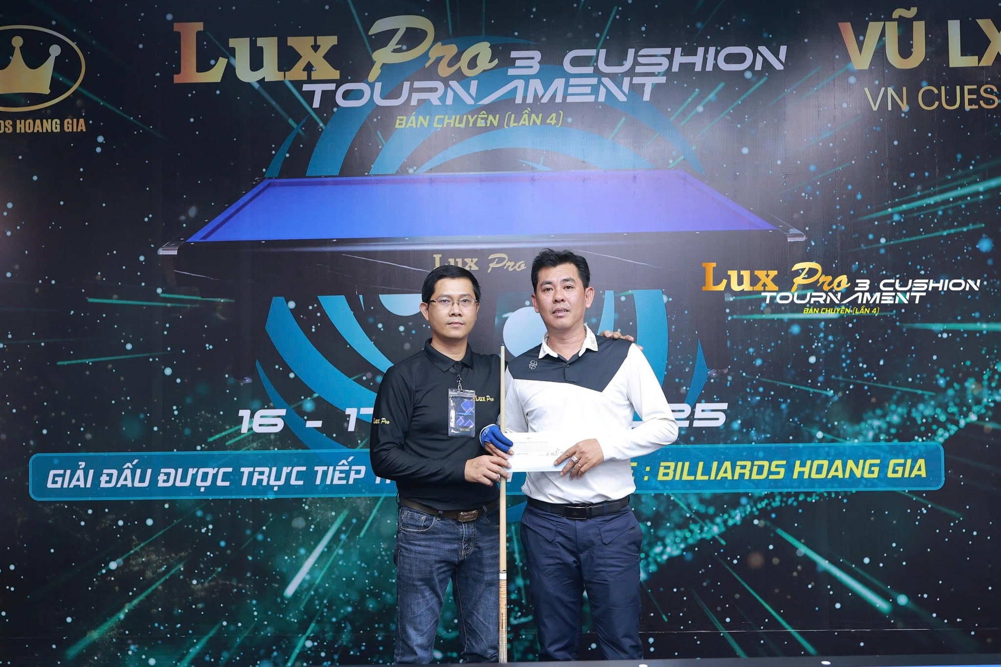 Hữu Trọng nhận thưởng từ BTC Lux Pro-min