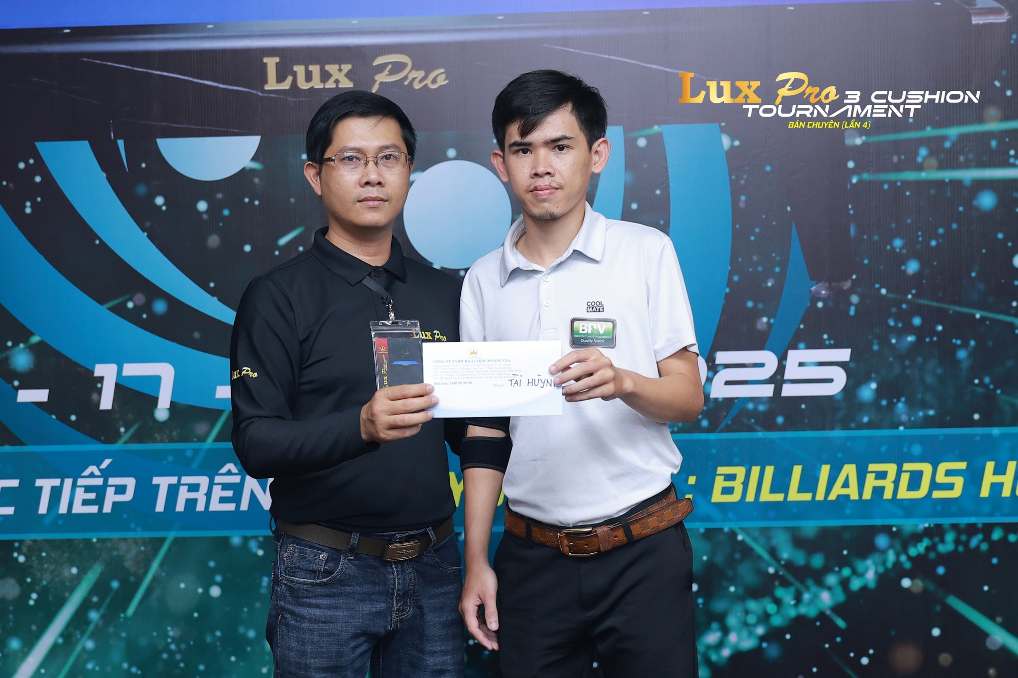 Tài Huỳnh nhận thưởng từ BTC Lux Pro-min