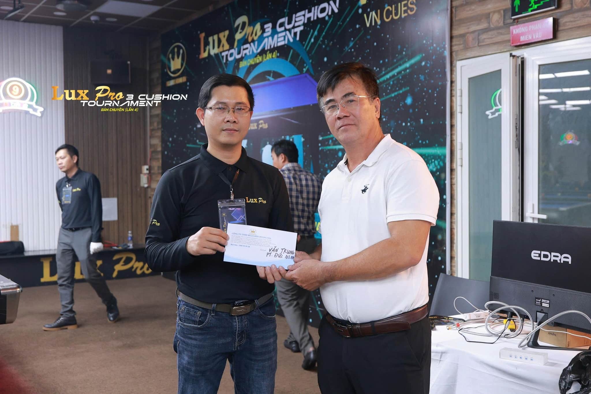 Văn Trung nhận thưởng từ BTC Lux Pro-min