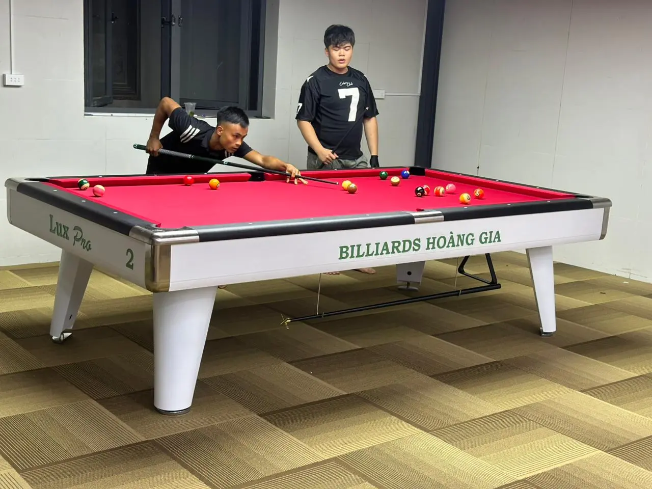 Bàn Pool Lux Pro với vải màu đỏ bắt mắt